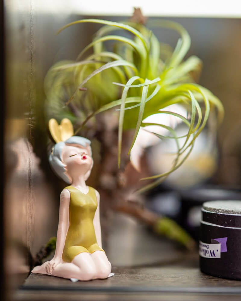 Mädchen knieend grün Mädchen knieend grün