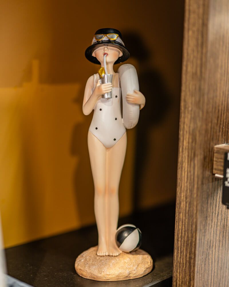 Lady Lemonade stehend