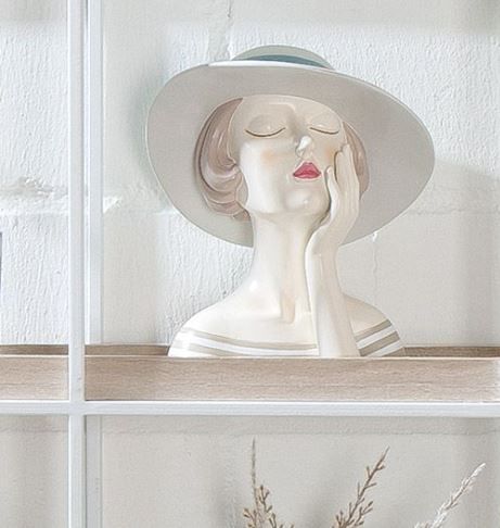 Lady mit weißem Hut