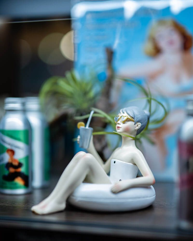 Mädchen im Schwimmring weiß Mädchen im Schwimmring weiß