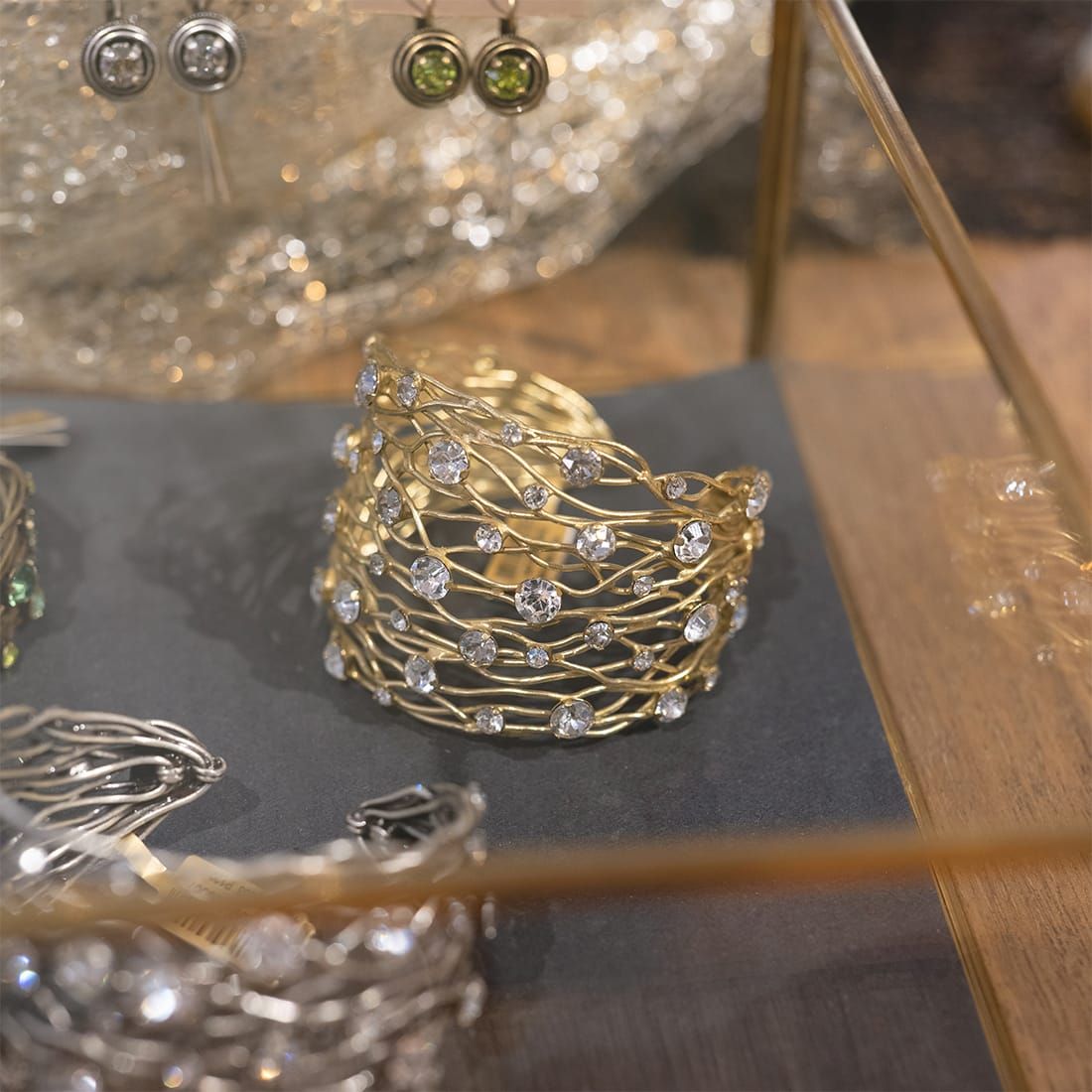 Cages Armreif Gold Weiß groß Cages Armreif Gold Weiß groß
