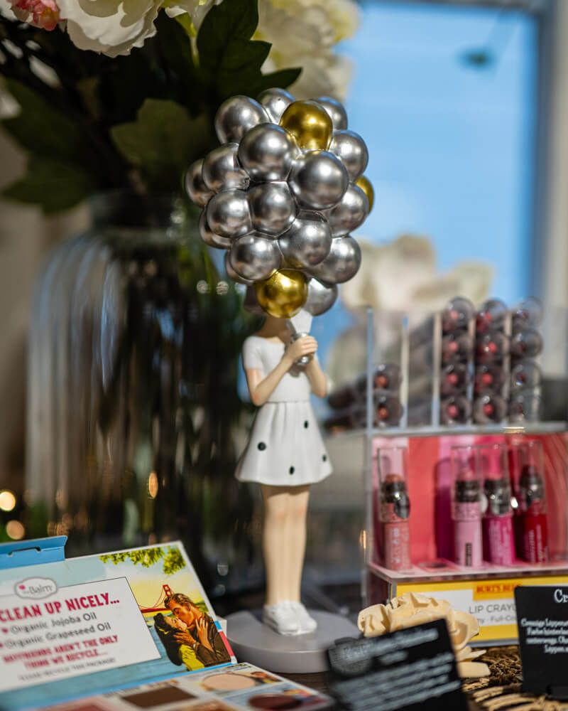 Mädchen mit vielen Ballons stehend Mädchen mit vielen Ballons stehend