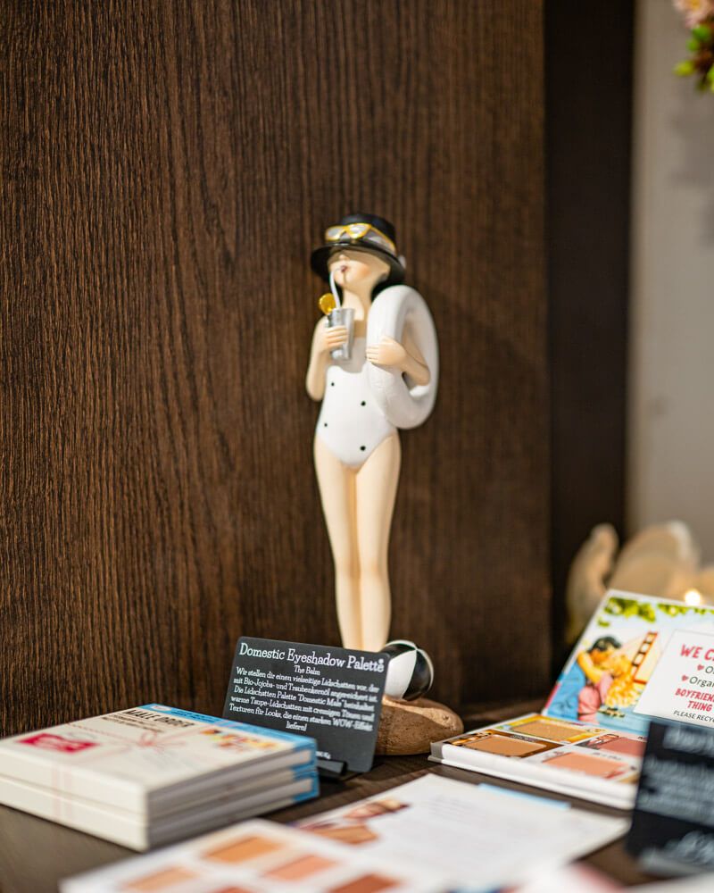 Lady Lemonade stehend